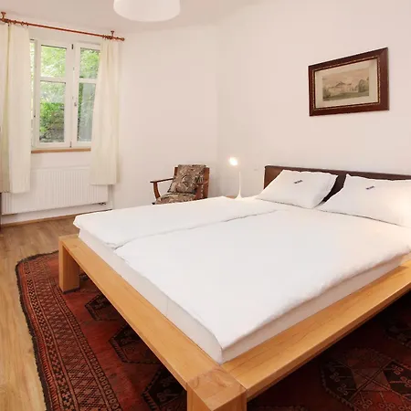 Z - With Private Parking Apartman